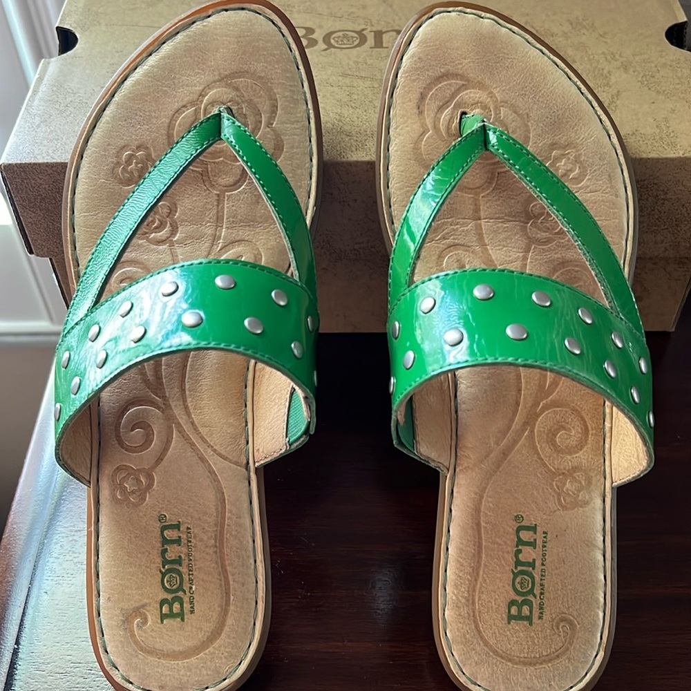 Born ladies beautiful sandals, leather and patent leather.